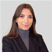 Elève avocate donnant des cours particuliers en droit